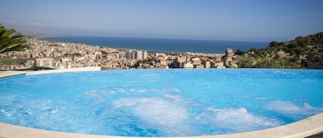 Piscina stagionale all'aperto, lettini