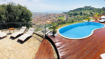 Piscine extérieure (ouverte en saison), chaises longues