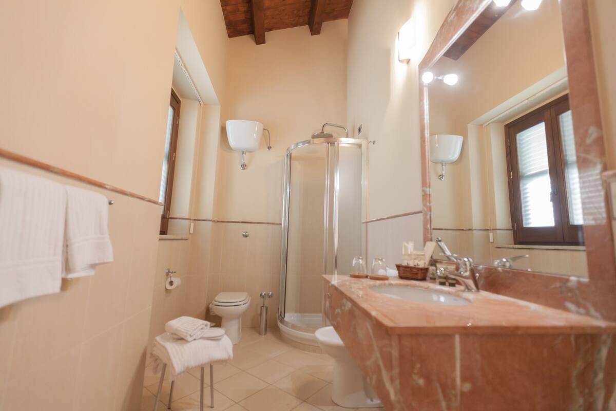 deluxe studio suite, hot tub, sea view | bathroom | shower, free toiletries, hair dryer, slippers
