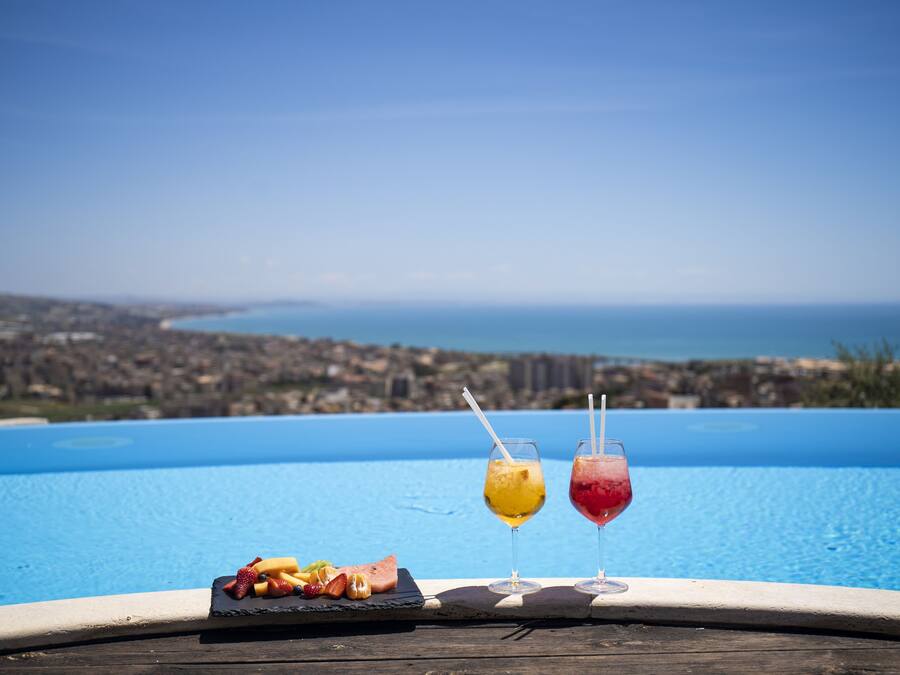 Kauden mukainen ulkouima-allas, aurinkotuoleja