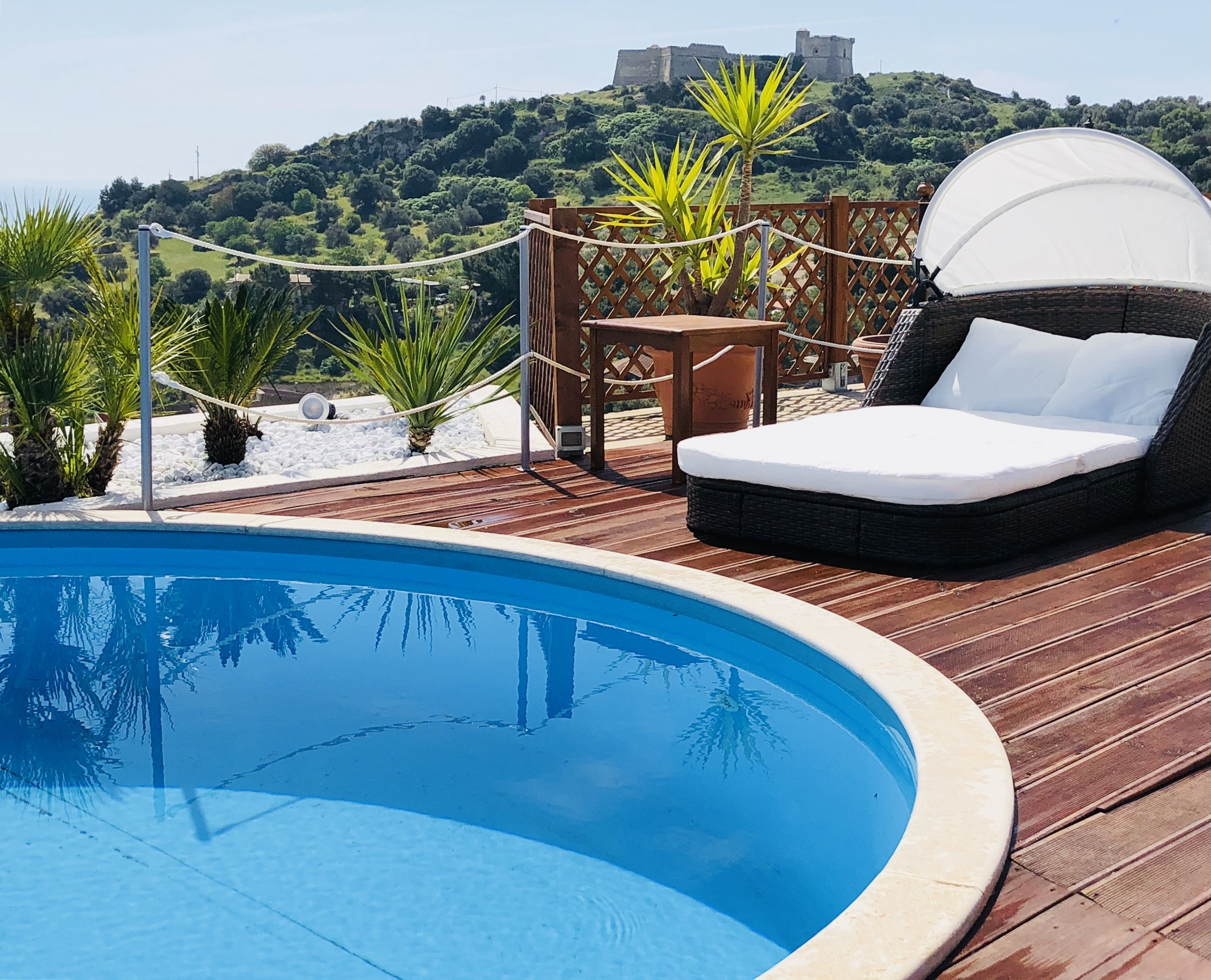 시즌별로 운영되는 야외 수영장, 일광욕 의자