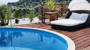 Piscine extérieure (ouverte en saison), chaises longues