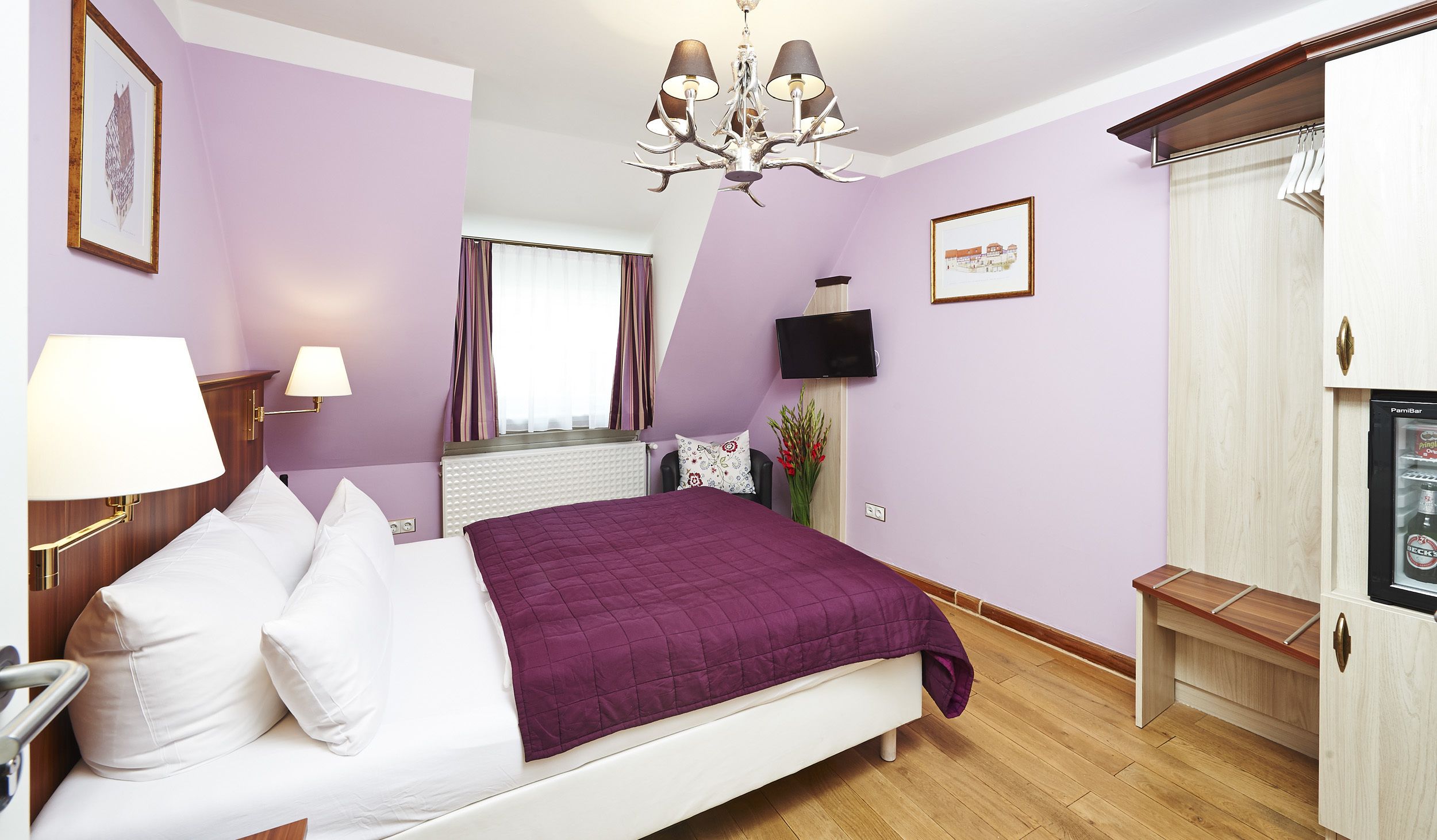 single room | hypo-allergenic bedding, minibar, in-room safe, desk