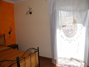 Habitación con 1 cama doble o 2 individuales | Caja fuerte, escritorio, cunas (de pago) y camas supletorias