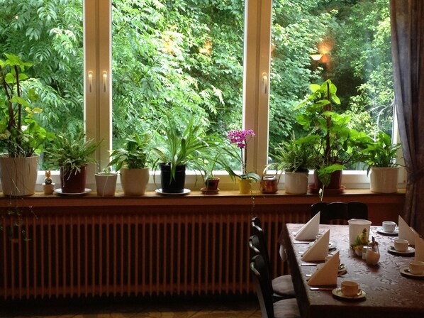 Daily buffet breakfast (EUR 10.50 per person) - Hotel Holl (Cochem)