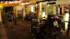 A covered outdoor area with multiple motorcycles parked. - Hotel Holl (Cochem)