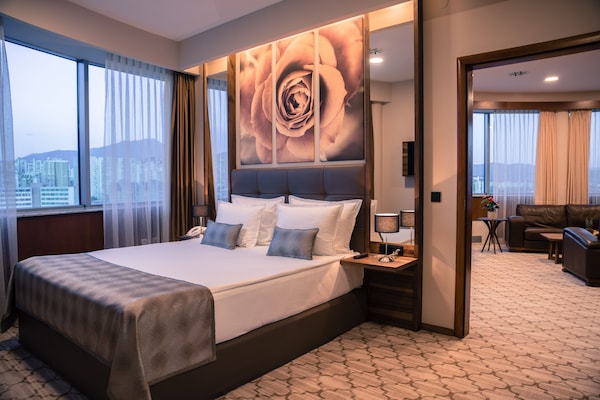 Deluxe Suite | Select Comfort beds, minibar, in-room safe, desk