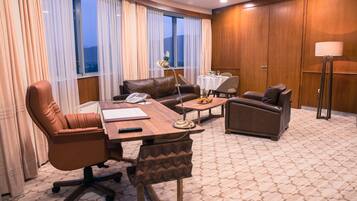 Deluxe Suite | Select Comfort beds, minibar, in-room safe, desk