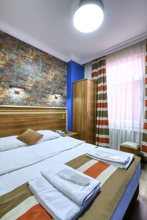 Minibar, Zimmersafe, individuell dekoriert, individuell eingerichtet