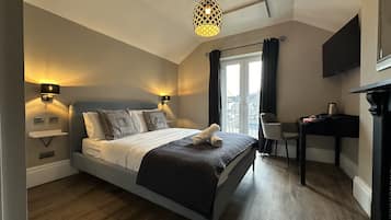 Habitación doble urbana | Decoración personalizada, escritorio y insonorización
