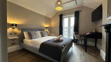 City Double Room | Individually decorated, desk, soundproofing, iron/ironing board