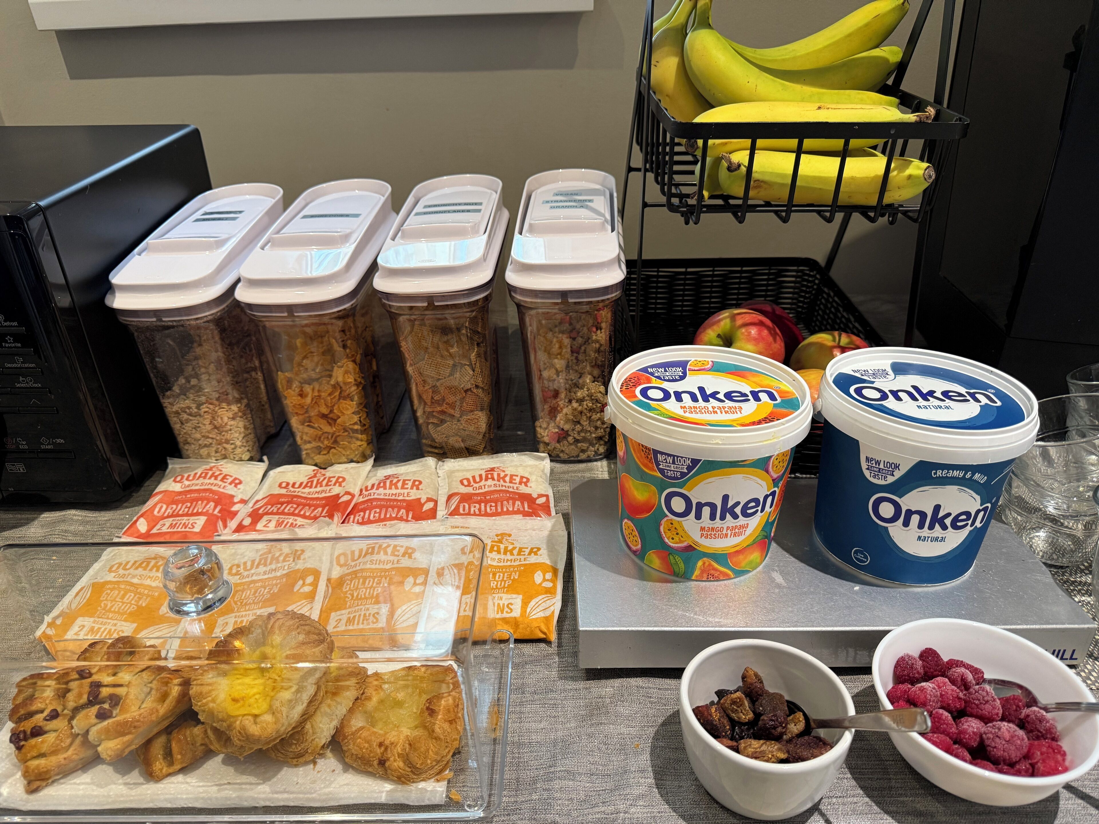 Un desayuno con avena Quaker, yogur Onken, frutas frescas y pastelería.