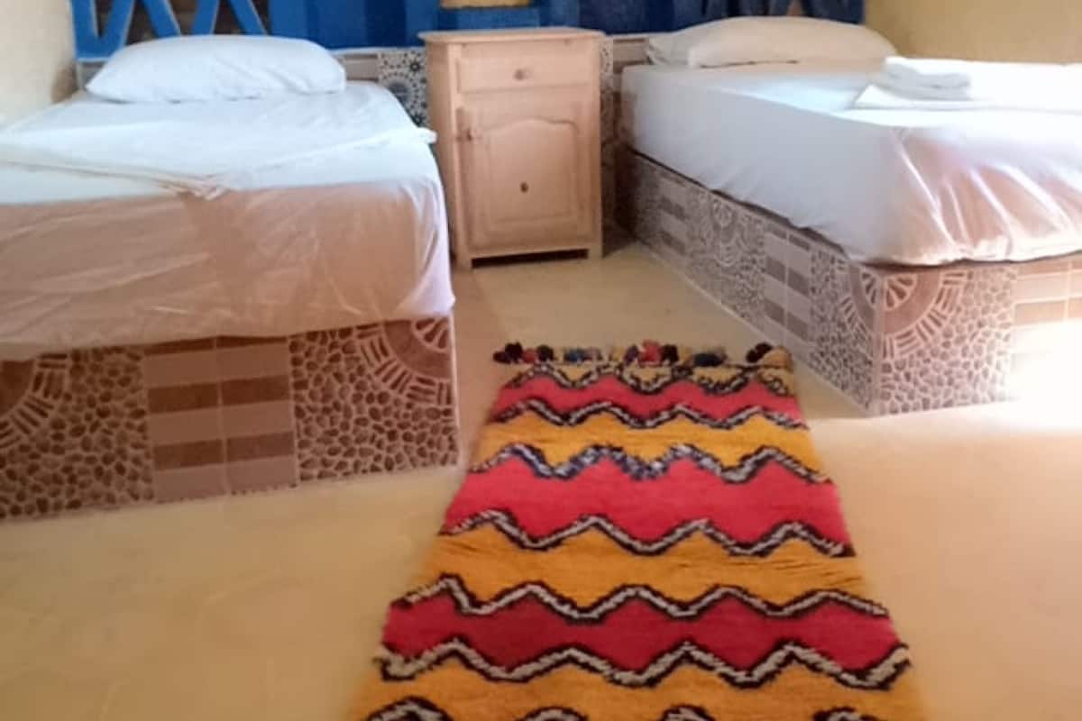 2 slaapkamers, individueel gedecoreerd, een strijkplank/strijkijzer