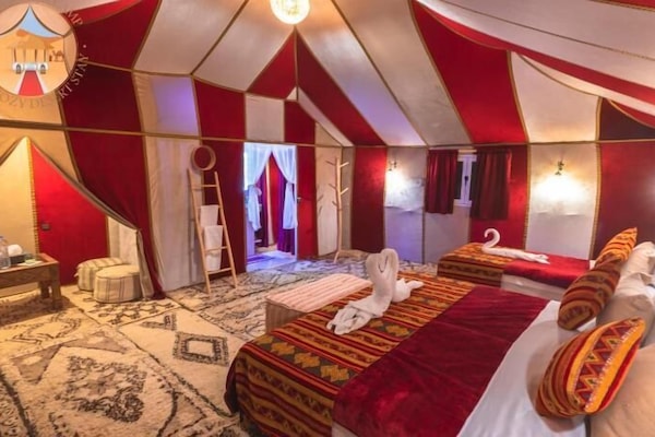 Decoración individual, tabla de planchar con plancha, wifi gratis