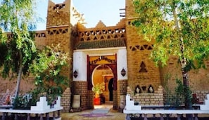 Edifici semblant a un castell amb un rètol a l'entrada que diu “LES PIANIDES”.