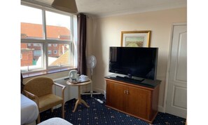 Twin Room | Television - New Oscar (Windsor)