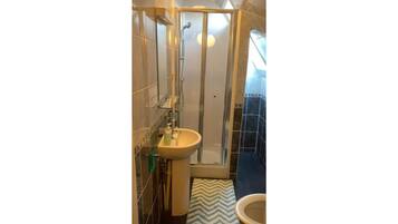 Shower, pengering rambut, dan handuk
