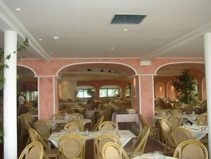 3 restaurants, breakfast, lunch, dinner served; Italian cuisine