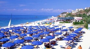 Nära stranden, parasoller, strandhanddukar och strandbarer