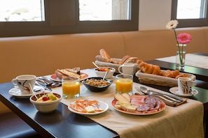 Desayuno buffet todos los días (con cargo)