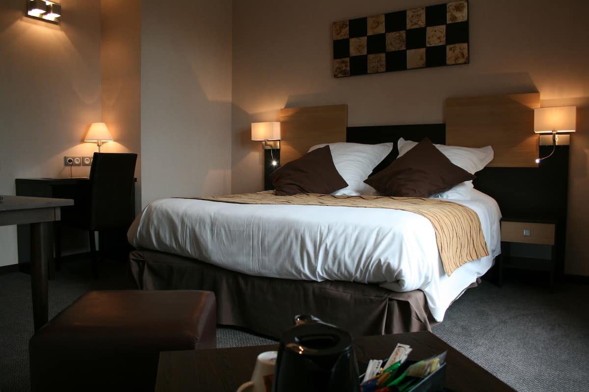 premium bedding, memory-foam beds, in-room safe, individually decorated