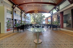 供应早餐、午餐和晚餐