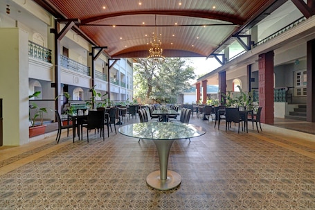 Breakfast, lunch and dinner served