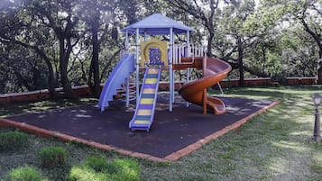 Área de juegos infantiles al aire libre
