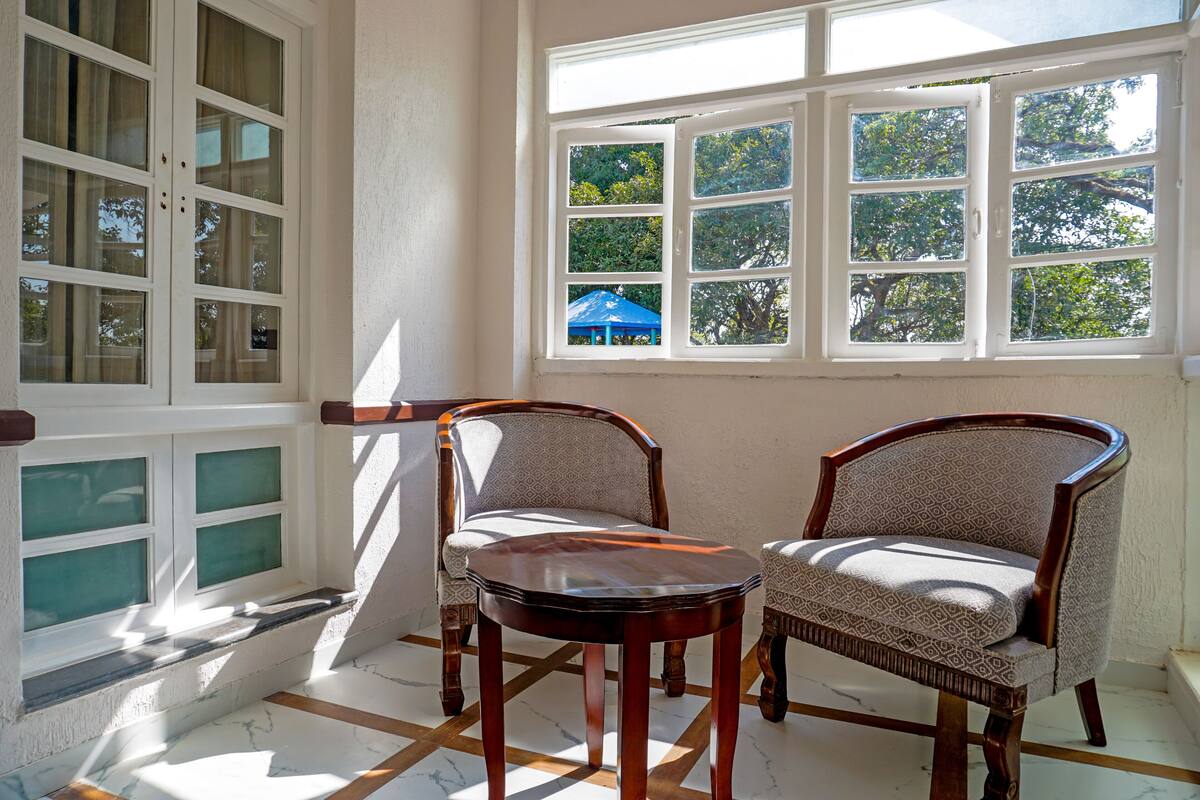 suite | living area | 32-inch lcd tv with satellite channels, tv