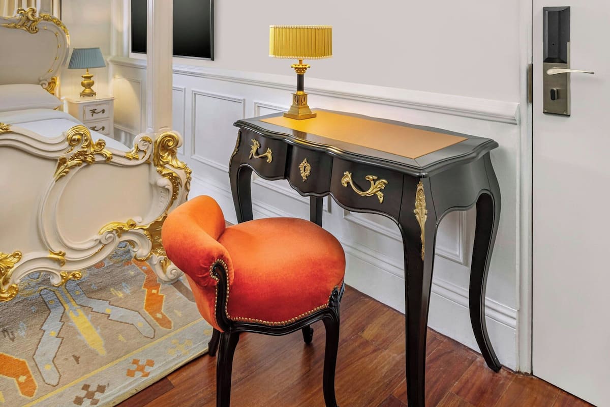 Habitació reial, vistes a la ciutat | Llençols de cotó egipci i roba de llit d'alta qualitat