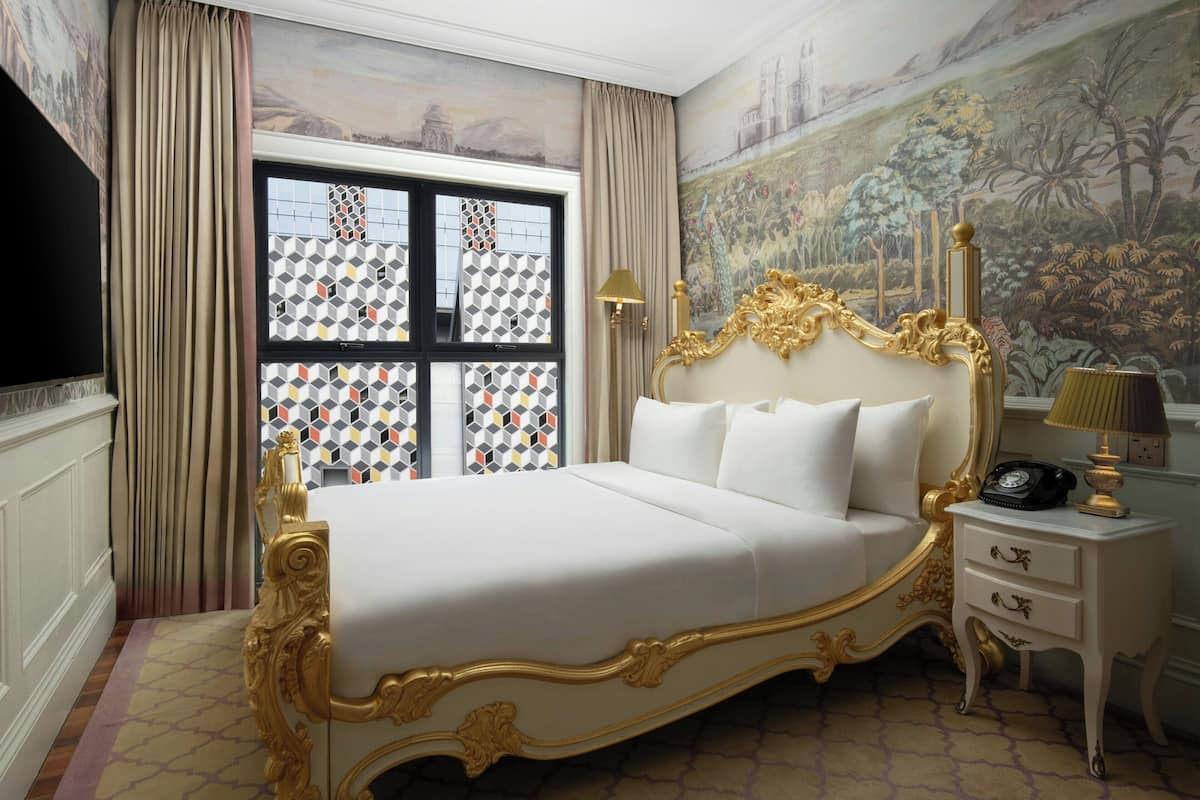 Chambre royale, 1 très grand lit, vue sur la ville | Draps en coton égyptien, literie de qualité