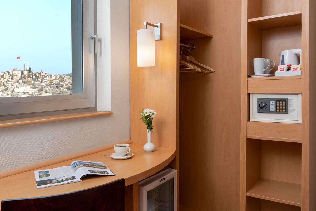Bộ đồ giường cao cấp, minibar, két bảo mật tại phòng, bàn 