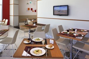 TĂ€gliches FrĂŒhstĂŒcksbuffet (8 EUR pro Person)