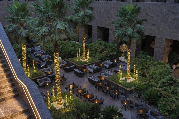6 restaurants; lunch, dinner, and brunch served