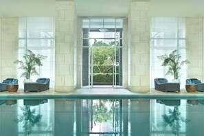 Indoor pool, outdoor pool, sun loungers - The Ritz-Carlton, Dubai International Financial Centre (Dubai)
