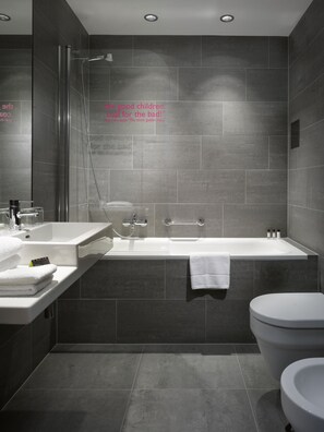 Bañera, artículos de higiene personal gratuitos, secador de pelo y bidé
