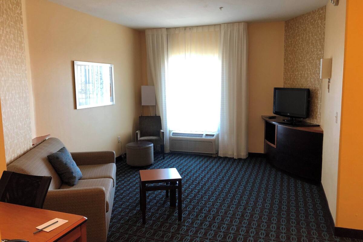 Suite, 1 Bedroom | Ruang tamu | 32 inci televisyen LCD dengan kabel, TV 