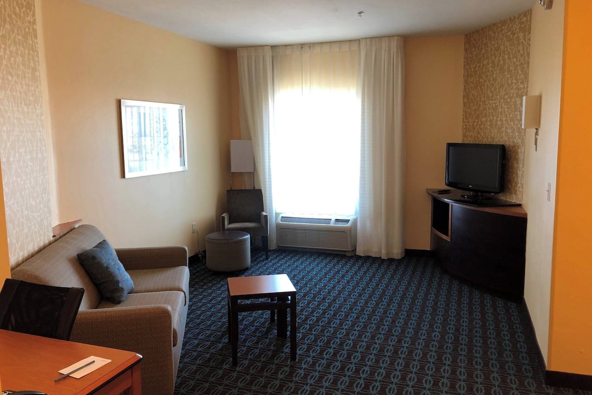 Suite, 1 Schlafzimmer | Wohnbereich | 32-Zoll-LCD-Fernseher mit Kabelempfang, Fernseher