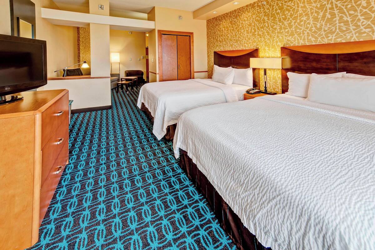 Executive Suite, 1 Bedroom | Peralatan tempat tidur premium, tilam berlapik, meja 