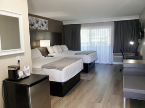 Standardrum - 2 queensize-sängar - icke-rökare - balkong | Bäddmadrasser, skrivbord, mörkläggningsgardiner och strykjärn/strykbräda