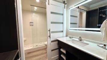 Standaard kamer, 2 queensize bedden, niet-roken | Badkamer | Een bad/douchecombinatie, gratis toiletartikelen, een haardroger