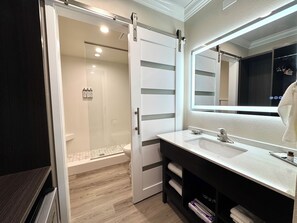 Habitación estándar, 2 camas de matrimonio, no fumadores | Baño | Ducha y bañera combinadas y artículos de higiene personal gratuitos