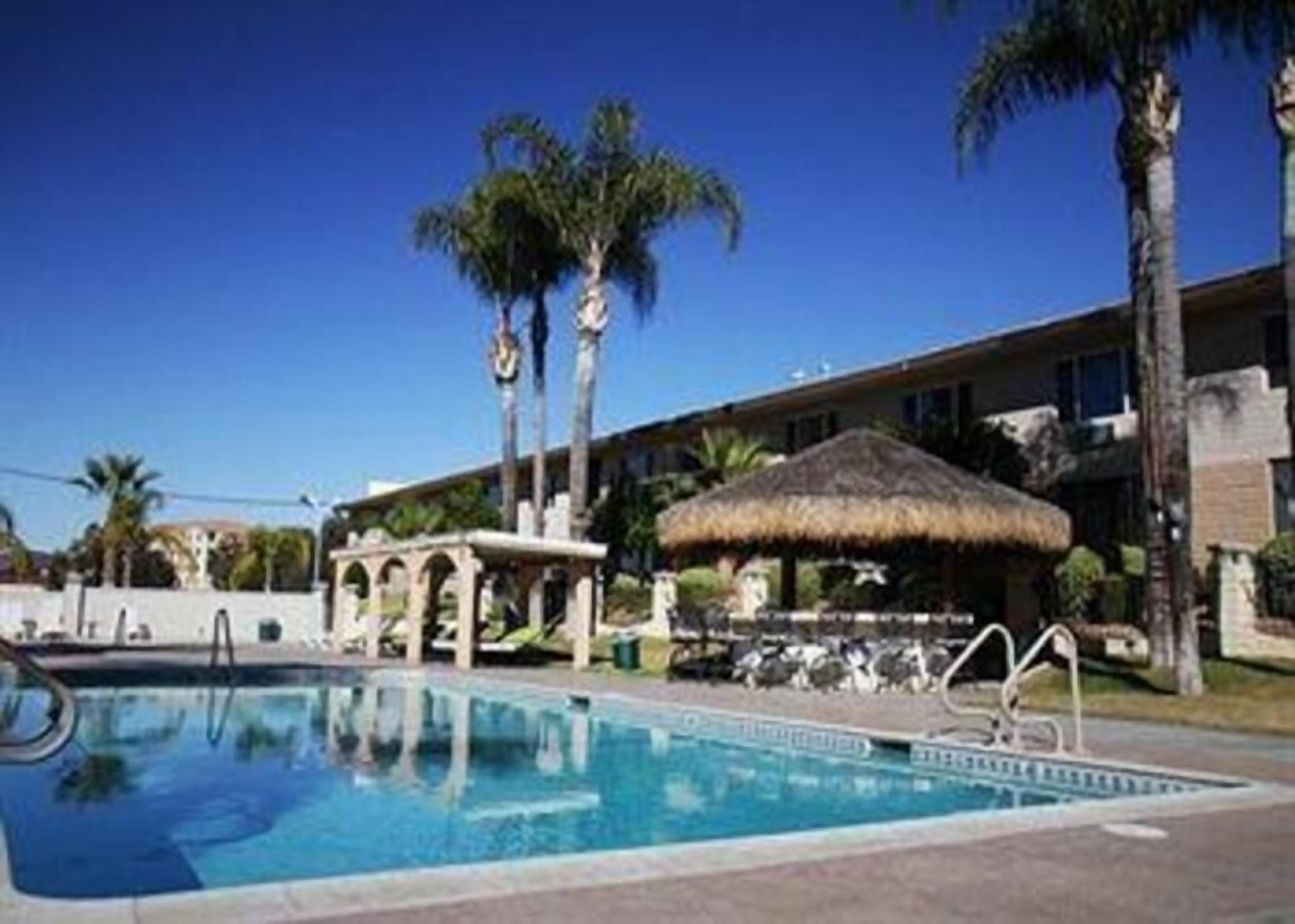 Piscina | Una piscina al aire libre, sombrillas, tumbonas