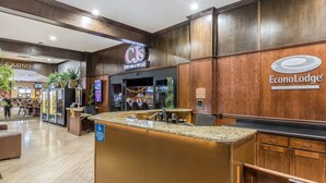 En hotellobby med en receptionsdisk, en sportbar och en plats för vadslagning samt ett kasino.