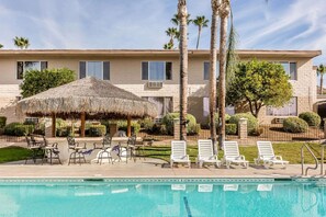 Outdoor pool, pool umbrellas, pool loungers - Econo Lodge Lake Elsinore Casino (Lake Elsinore)