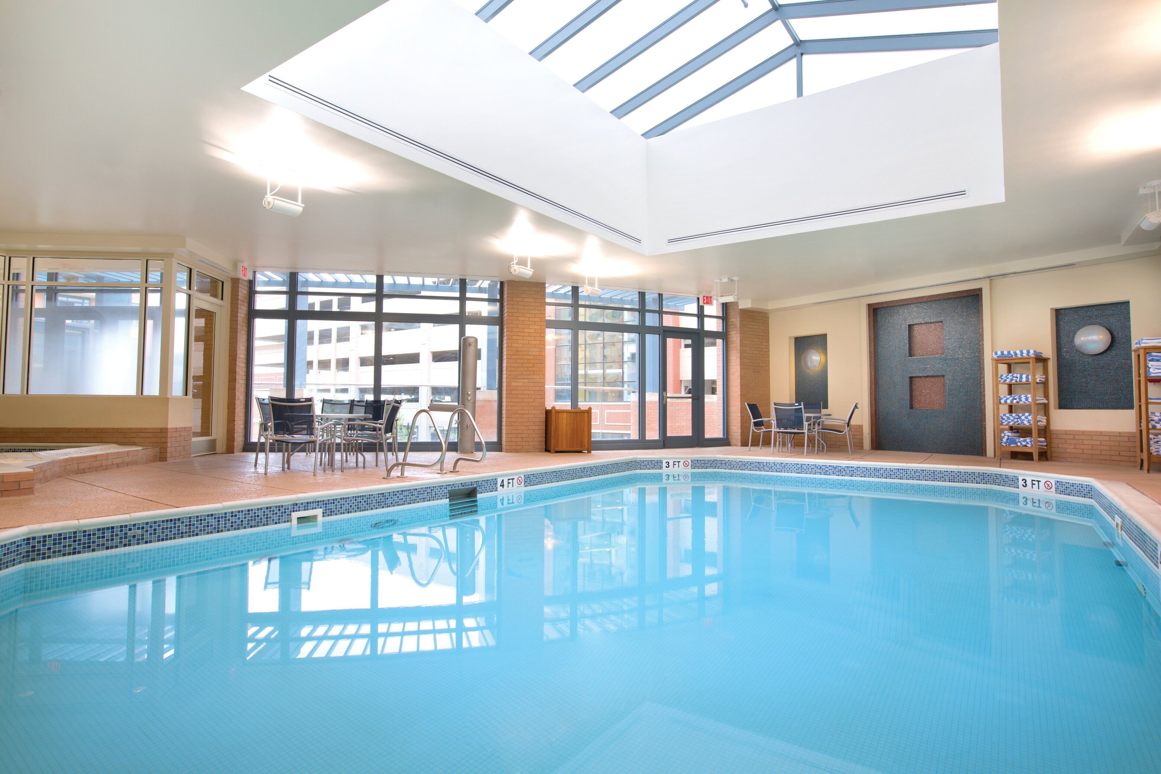 من حمّامات السباحة المغطاة، حمّام سباحة خارجي موسمي، مقاعد للتشمس