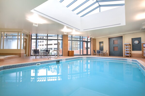 Alberca techada, alberca al aire libre por temporada y camastros