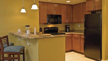 Coffee/tea maker, full-size fridge, microwave, oven