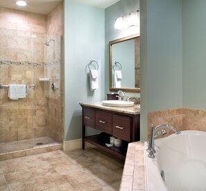 Separate tub and shower, free toiletries, hair dryer, towels - Club Wyndham National Harbor (Oxon Hill)