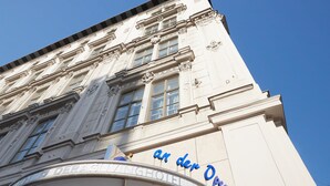 A building with classical architecture, featuring ornate details and large windows. - Living Hotel an der Oper (Vienna)